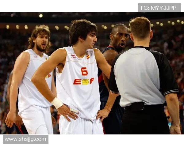 二夫领衔足球新风潮:从草根到顶级球星的奋斗历程与成就 二夫领衔足球新风潮:从草根到顶级球星的奋斗历程与成就